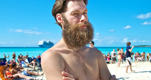 Homme barbu à la plage