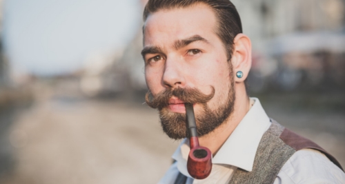 Homme avec une moustache fumant la pipe