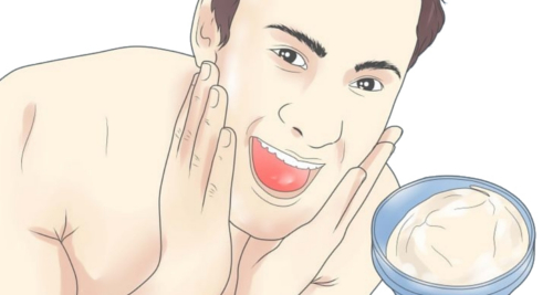 Homme qui applique de la crème hydratante sur son visage après s'être rasé.
