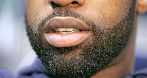 Homme noir avec une barbe bien taillée